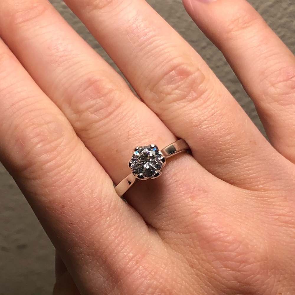 Stunning simple and elegant engagement ring size 7